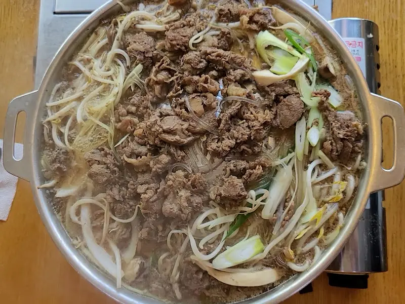 불고기와 당면, 버섯이 담긴 냄비