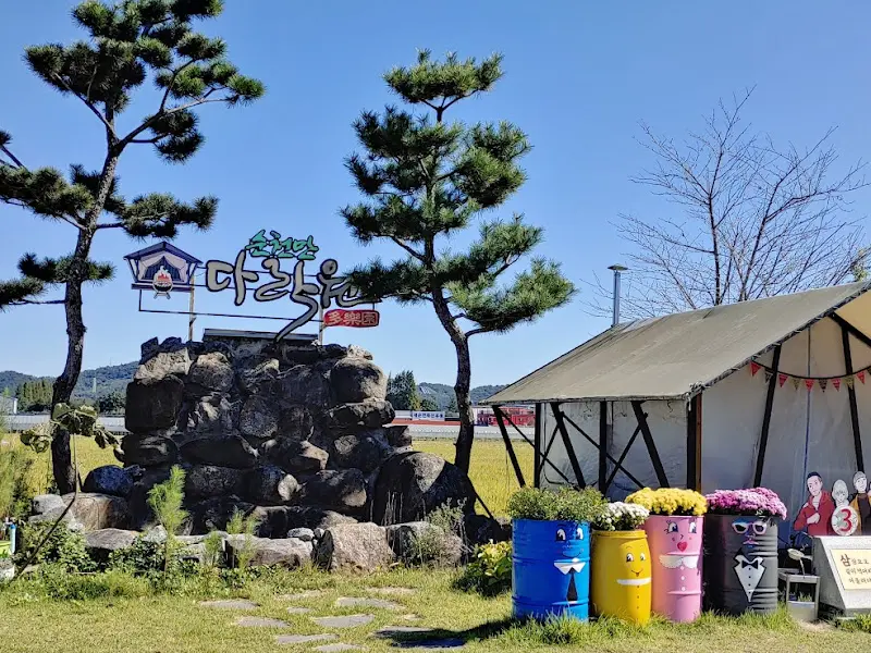 알록달록 드럼통 화분이 놓여진 야외 테이블