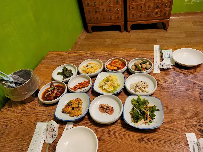 정성갈비의 푸짐한 밑반찬