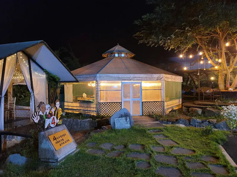 밤에 빛나는 야외 텐트