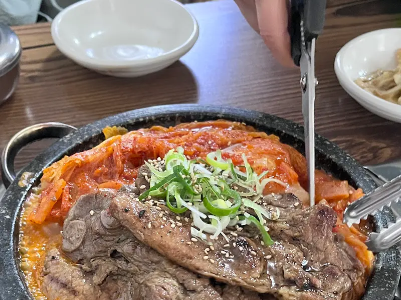 묵은지와 갈비가 조화롭게 담긴 갈비김치찜