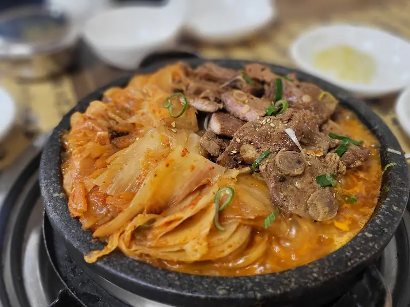 갈비와 묵은지를 함께 담아올린 숟가락