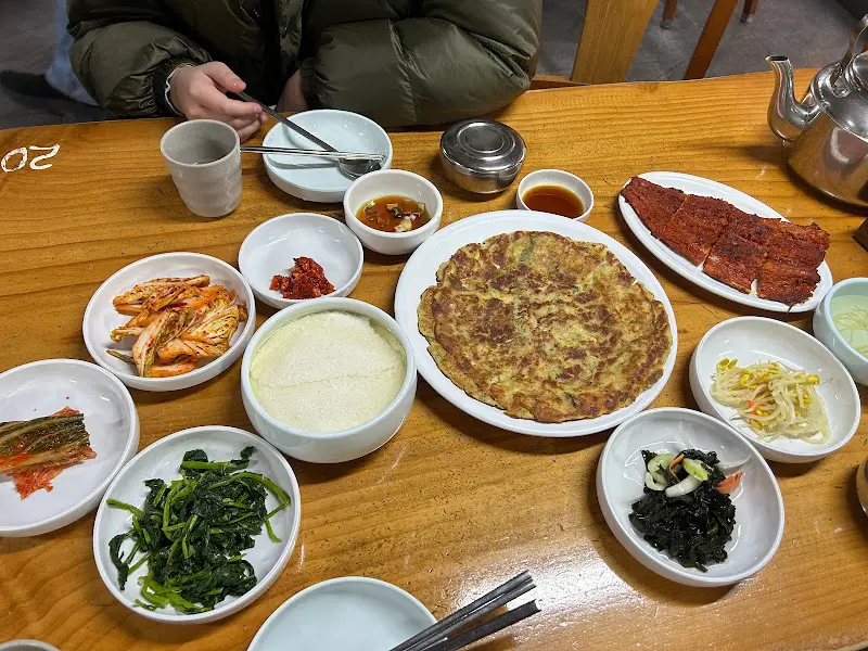 순두부백반과 녹두전 한 상 차림