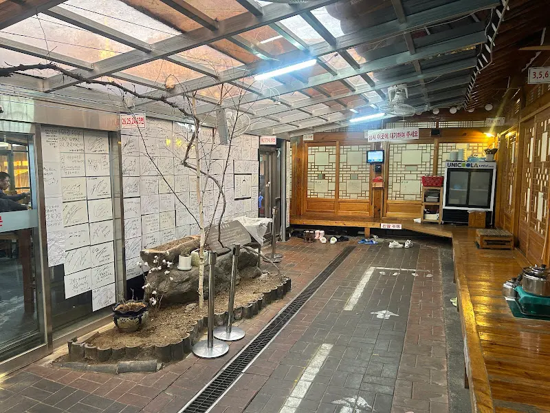 기와집순두부 내부 인테리어