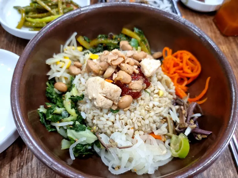 비빔밥은 역시 놋그릇에 담아 먹어야 제맛!