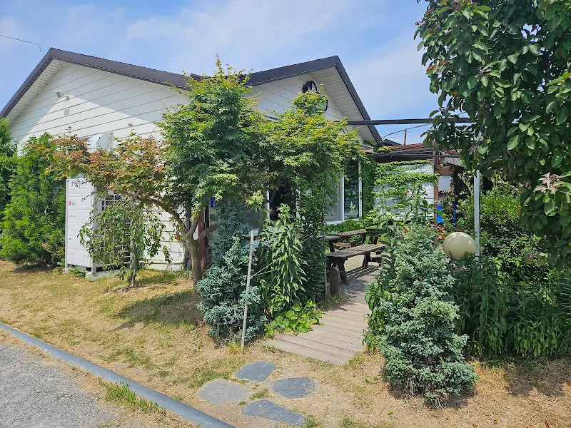 정겨운 분위기의 시골 촌 외부 모습