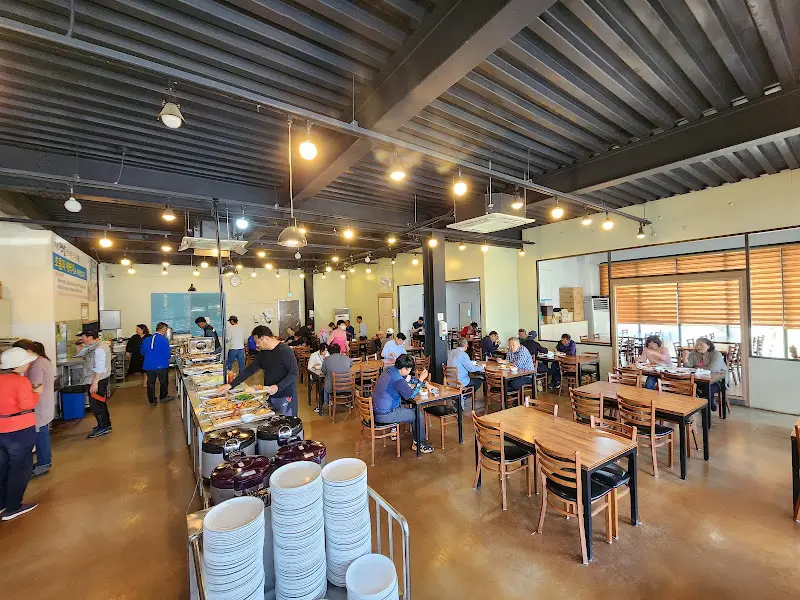 넓은 홀과 다양한 음식이 준비된 맨밥 내부