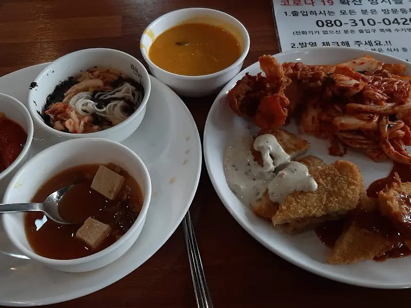 다양한 메뉴가 담긴 접시