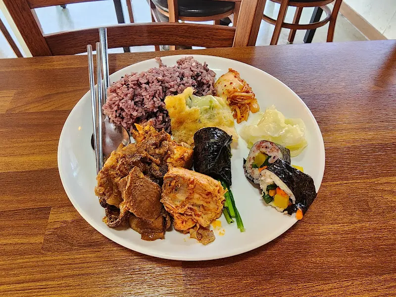 다양한 음식을 담은 접시