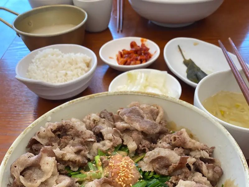 우삼겹부추비빔밥과 밑반찬