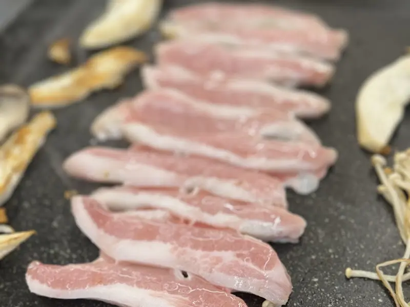 불판 위에 올려진 냉삼