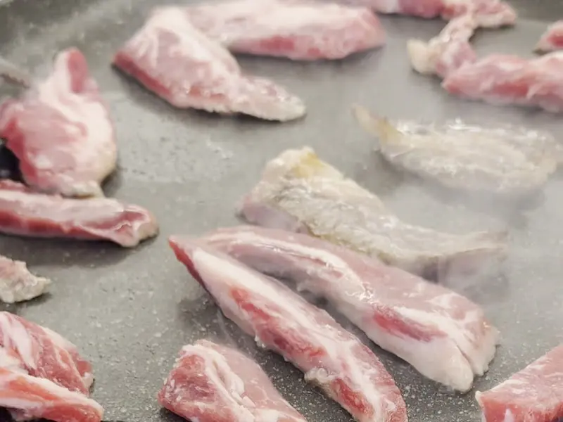 냉삼 굽는 모습