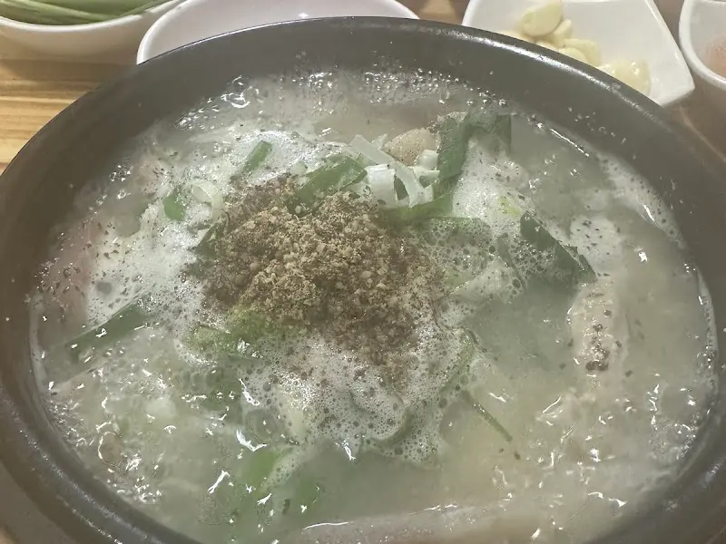 뽀얀 국물에 다진 양념이 듬뿍 올려진 순대국밥