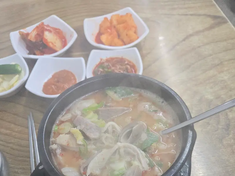 푸짐한 밑반찬과 순대국밥