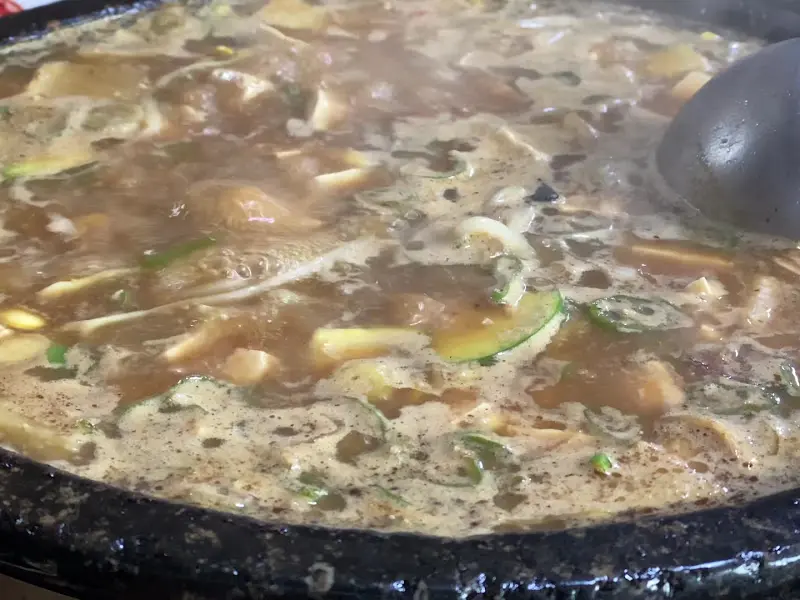 돌판에 끓여 먹는 된장찌개