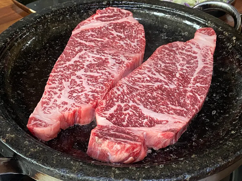 돌판 위에 올려진 채끝살