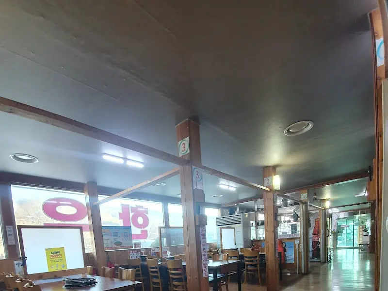 바래기 식당 내부 전경