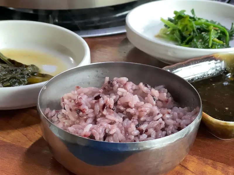 보라색 빛깔의 밥