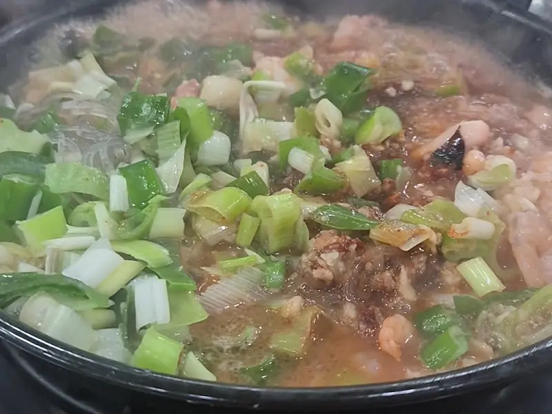 낙곱새 재료가 듬뿍 들어간 냄비 사진