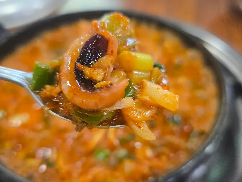 숟가락 위에 올려진 낙지 사진