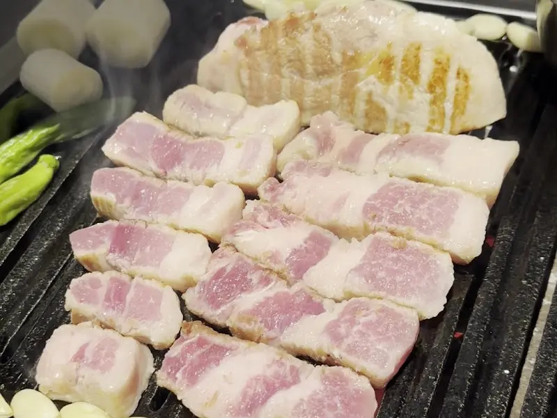 숯불 위에 올려진 숙성 목살과 삼겹살