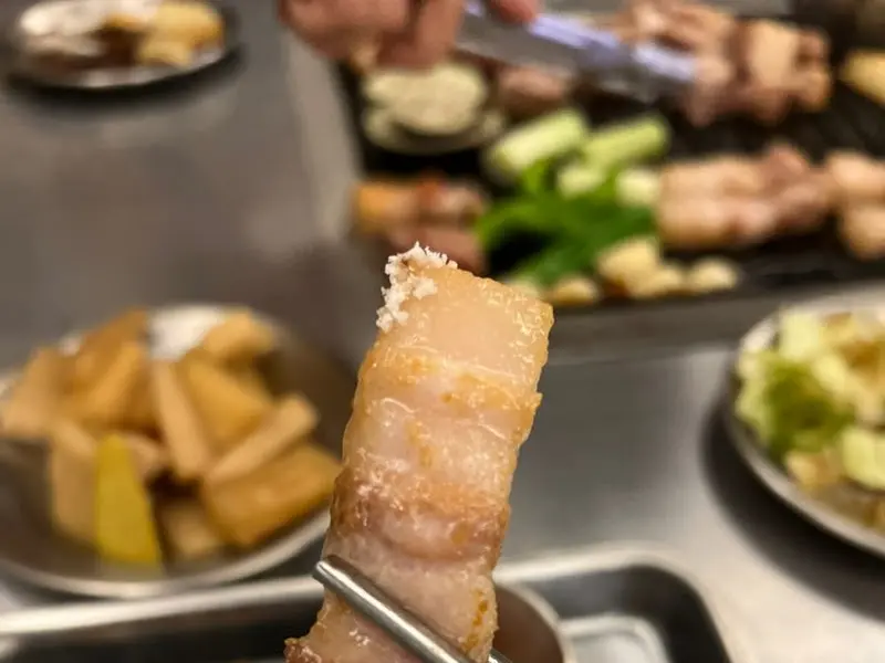 고기를 들어올리는 모습