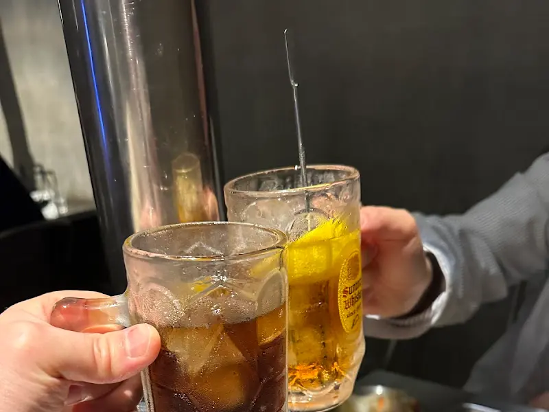 술잔을 부딪히는 모습