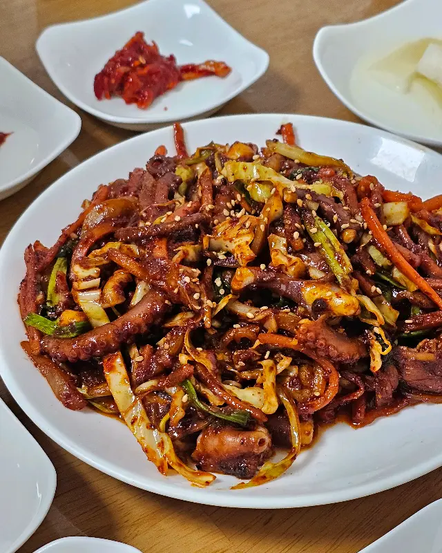 매콤달콤 낙지볶음