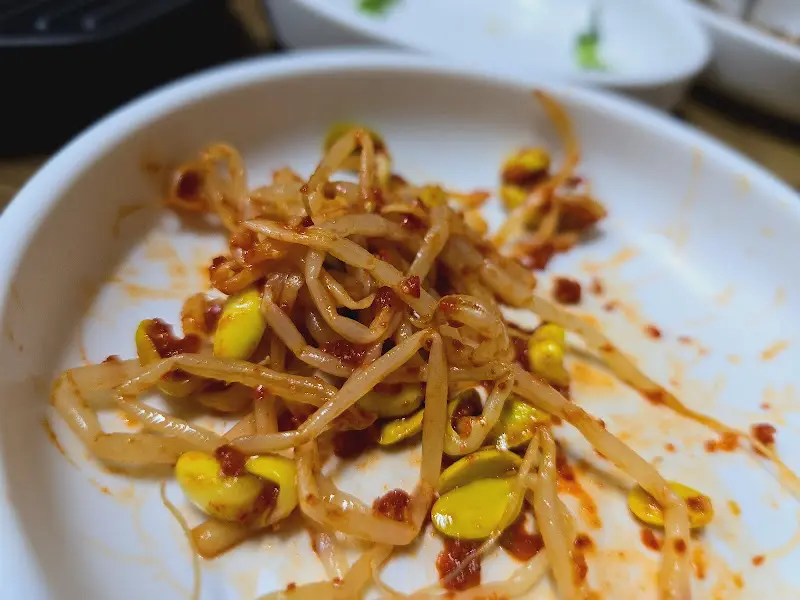 빨갛게 양념된 콩나물 무침 반찬