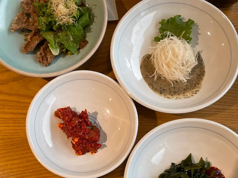 정갈하게 담겨 나온 밑반찬들