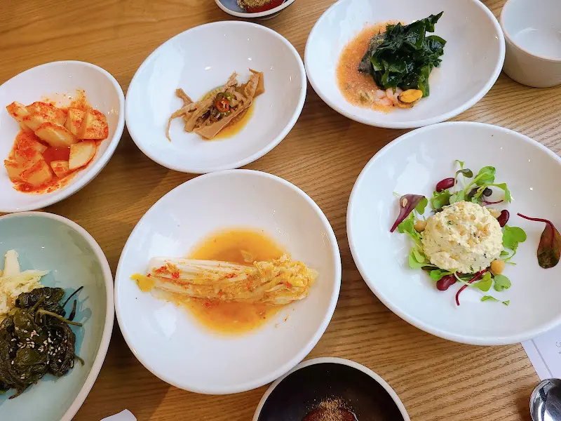 정갈한 밑반찬 세팅