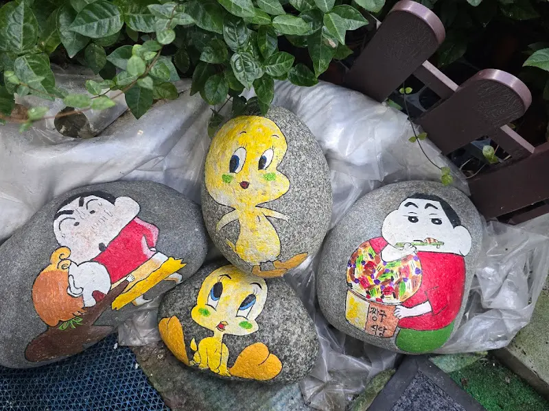 짱구식당 앞 돌멩이 그림들