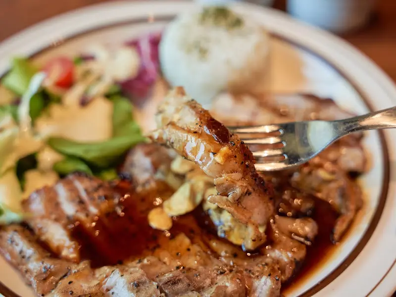 윤기가 흐르는 목살 스테이크