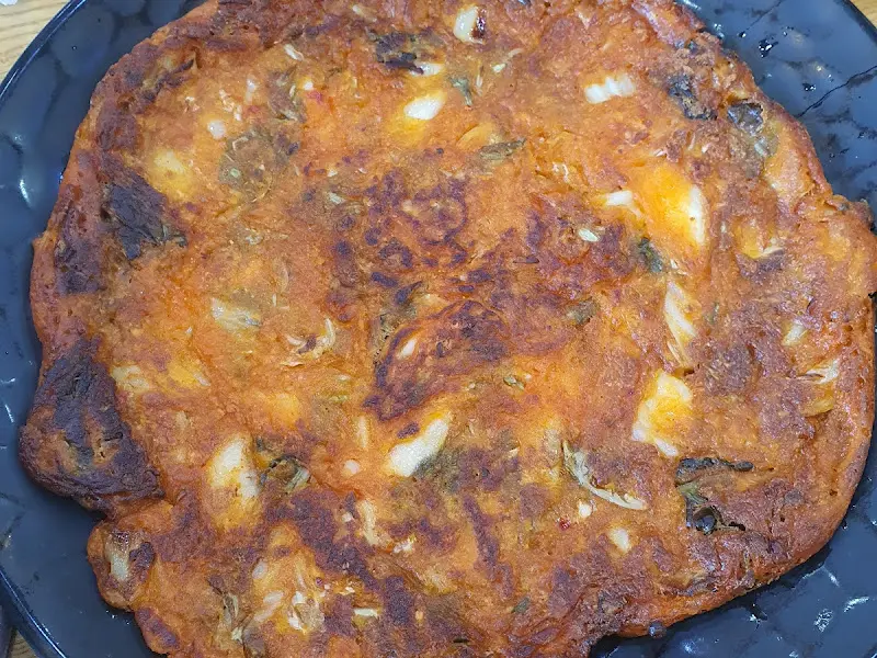 겉은 바삭하고 속은 촉촉한 김치전