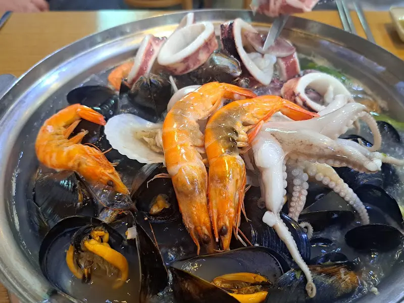 싱싱한 해산물이 가득한 해물칼국수