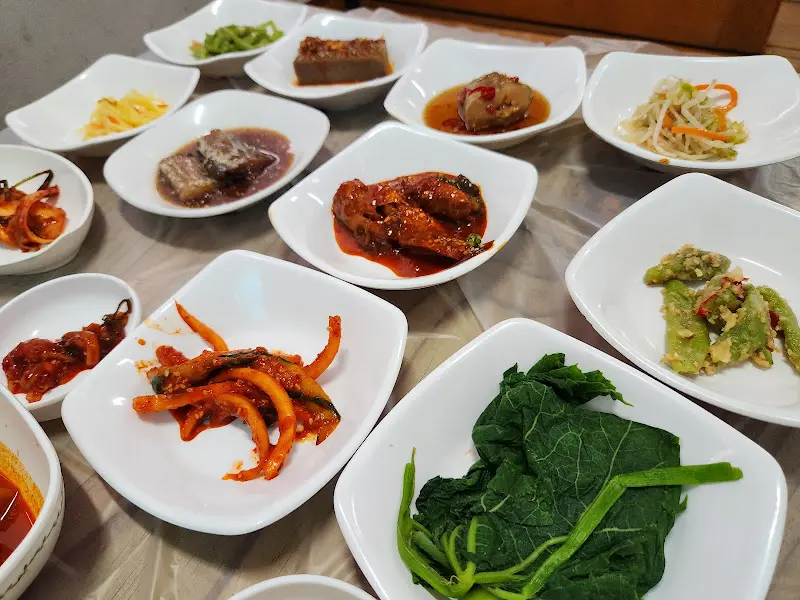 다양한 반찬들이 놓인 테이블