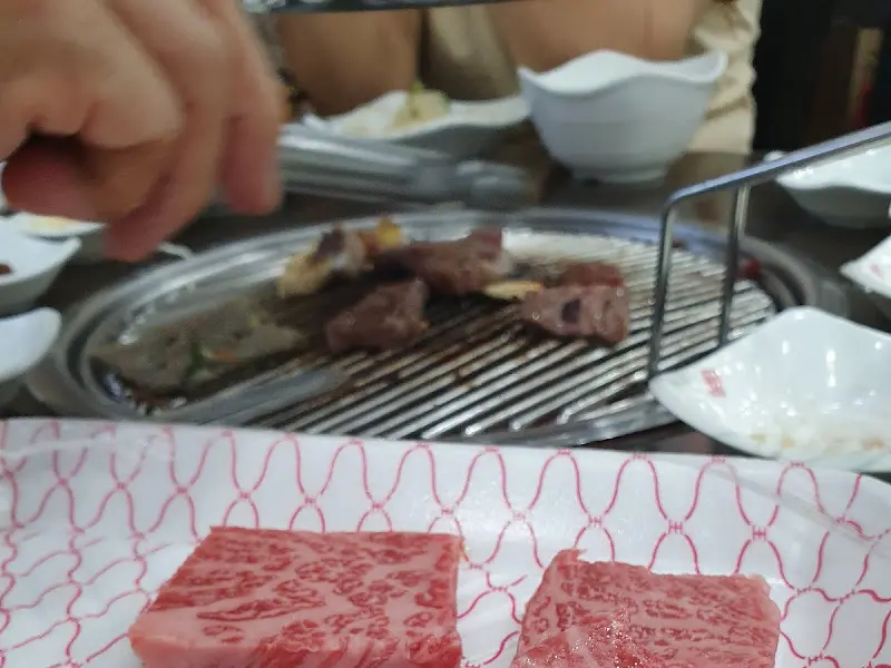 고기를 굽는 모습