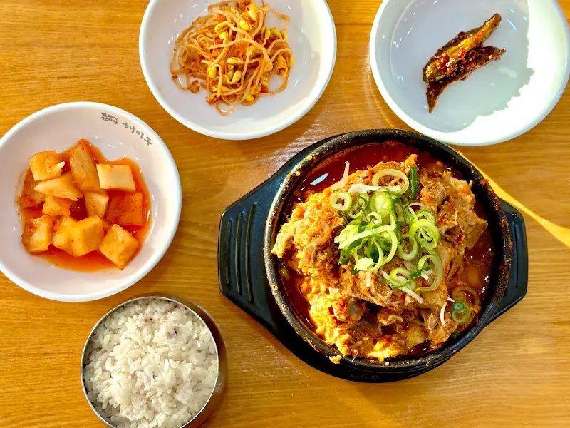 감자탕 한 상 차림