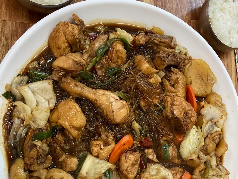 밥과 함께 먹음직스러운 찜닭