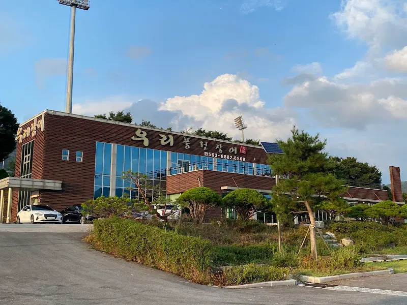 넓은 주차장을 자랑하는 우리풍천장어 식당 외관