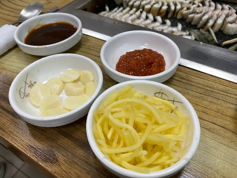 장어와 함께 곁들여 먹는 다양한 밑반찬들