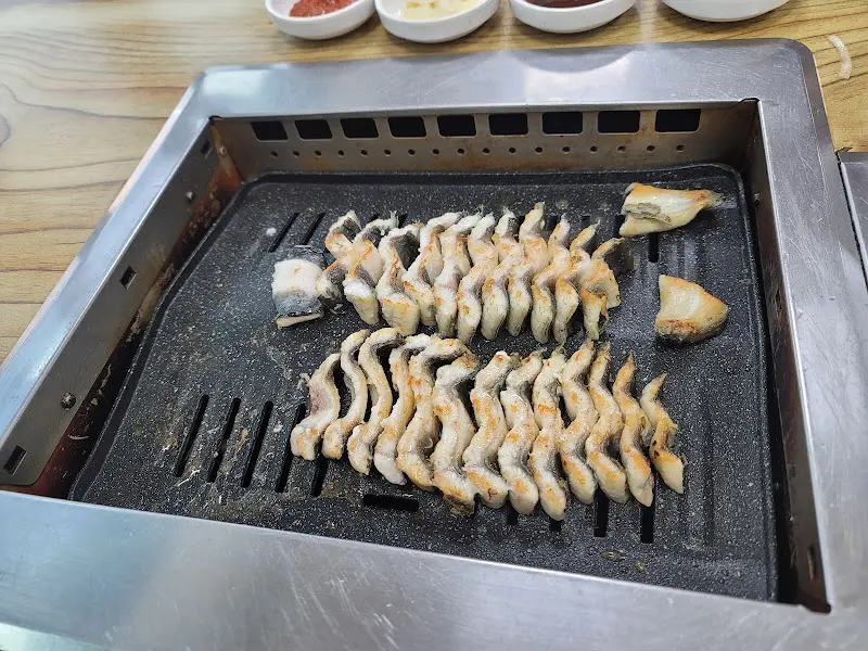 노릇노릇 구워지고 있는 장어