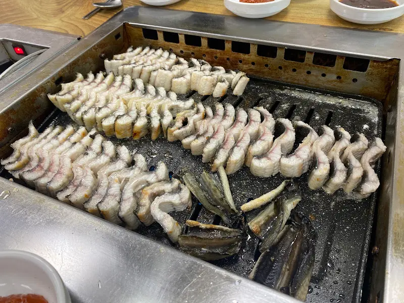 가지런히 놓인 장어구이