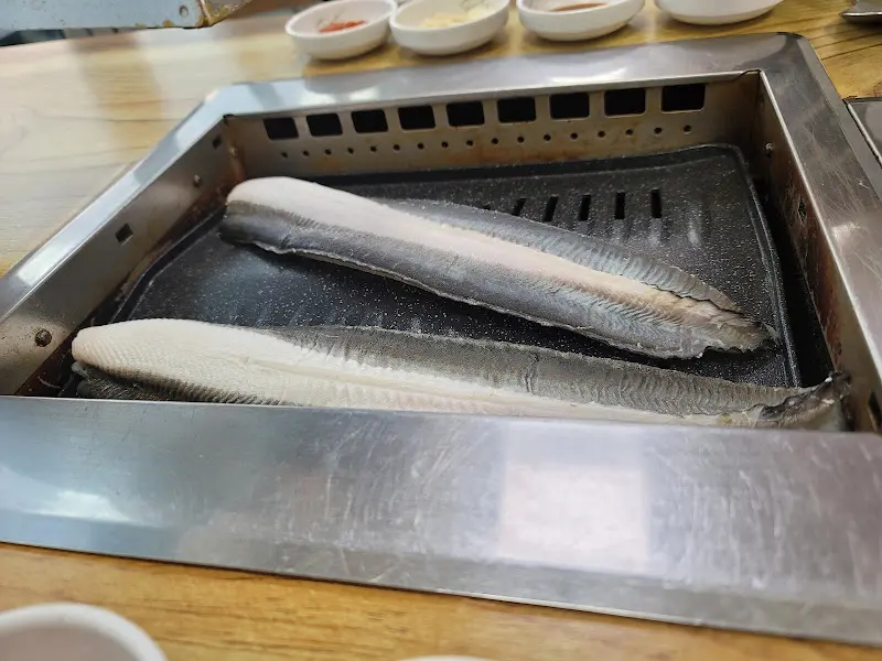 불판 위에 놓인 장어