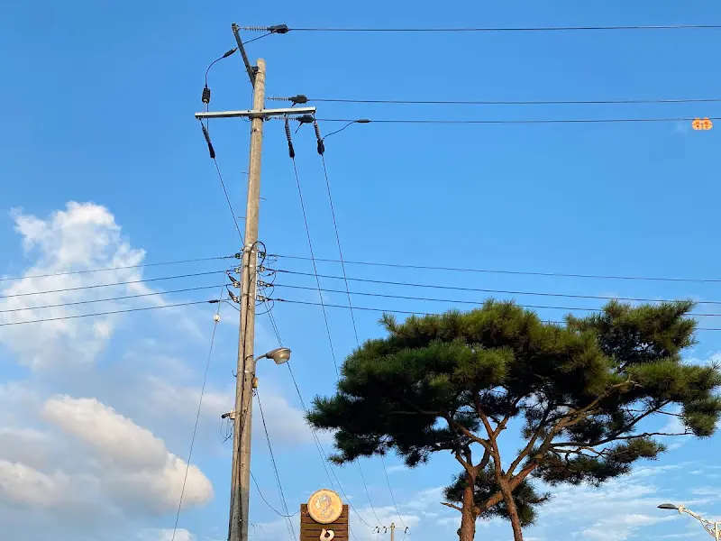 식당 앞 전봇대와 하늘 풍경
