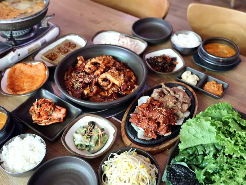 돈불낙쌈덮밥과 연탄불고기를 푸짐하게 싸 먹는 모습