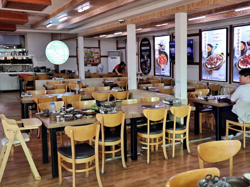 넓고 깔끔한 11시들쌈밥 내부