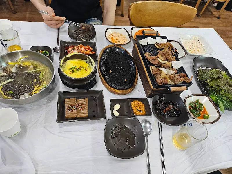 돈불낙덮밥과 다양한 밑반찬