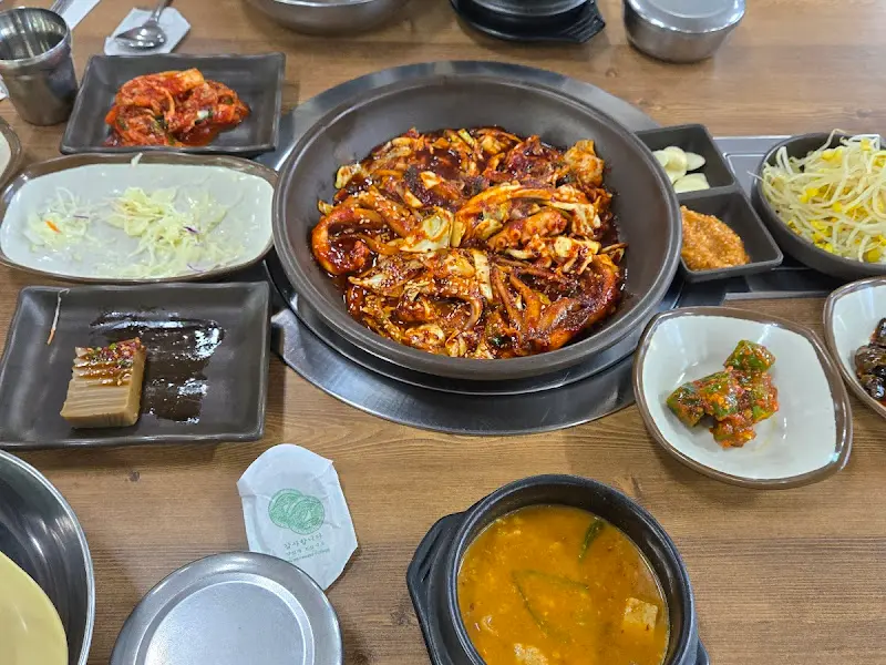 매콤한 양념이 돋보이는 돈불낙