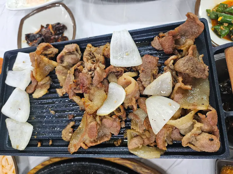 자동화 연탄구이 기계에서 구워져 나오는 연탄 불고기